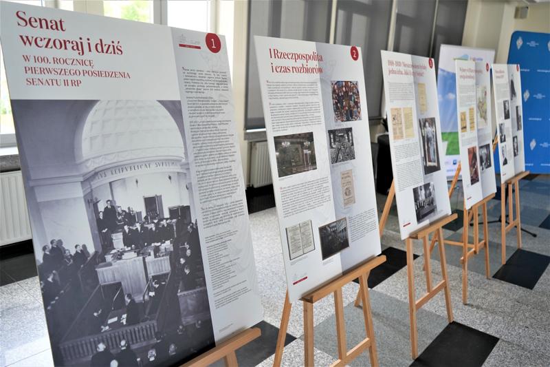 25 maja 2023 r. Konferencja prasowa przed posiedzeniem wyjazdowym senackich Komisji Samorządu Terytorialnego i Administracji Państwowej oraz Komisji Nadzwyczajnej ds. Klimatu w Urzędzie Marszałkowskim Województwa Lubuskiego w Zielonej Górze oraz otwarcie wystawy „Senat wczoraj i dziś. W 100. rocznicę pierwszego posiedzenia Senatu II RP”