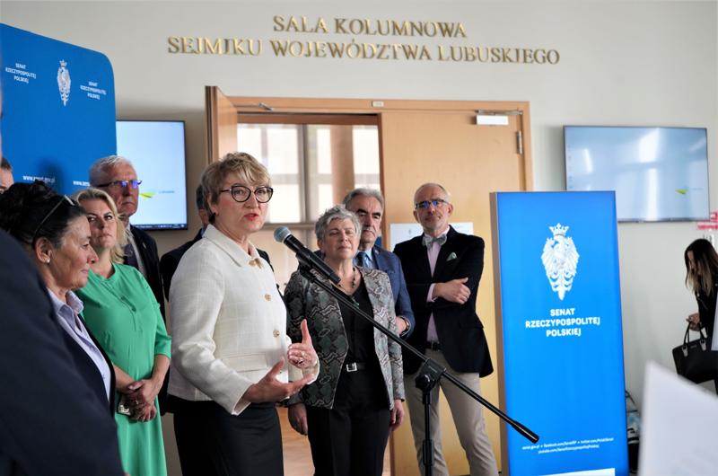 25 maja 2023 r. Konferencja prasowa przed posiedzeniem wyjazdowym senackich Komisji Samorządu Terytorialnego i Administracji Państwowej oraz Komisji Nadzwyczajnej ds. Klimatu w Urzędzie Marszałkowskim Województwa Lubuskiego w Zielonej Górze oraz otwarcie wystawy „Senat wczoraj i dziś. W 100. rocznicę pierwszego posiedzenia Senatu II RP”