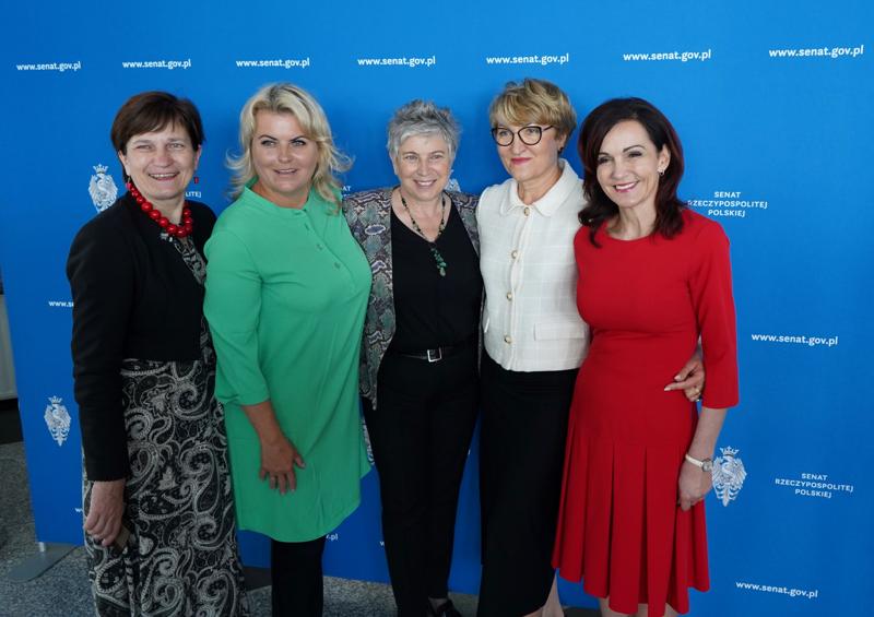 25 maja 2023 r. Konferencja prasowa przed posiedzeniem wyjazdowym senackich Komisji Samorządu Terytorialnego i Administracji Państwowej oraz Komisji Nadzwyczajnej ds. Klimatu w Urzędzie Marszałkowskim Województwa Lubuskiego w Zielonej Górze oraz otwarcie wystawy „Senat wczoraj i dziś. W 100. rocznicę pierwszego posiedzenia Senatu II RP”