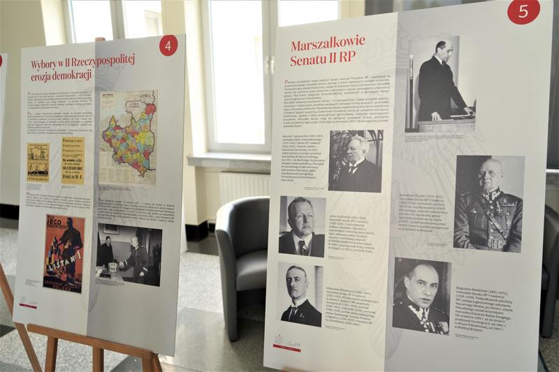 25 maja 2023 r. Konferencja prasowa przed posiedzeniem wyjazdowym senackich Komisji Samorządu Terytorialnego i Administracji Państwowej oraz Komisji Nadzwyczajnej ds. Klimatu w Urzędzie Marszałkowskim Województwa Lubuskiego w Zielonej Górze oraz otwarcie wystawy „Senat wczoraj i dziś. W 100. rocznicę pierwszego posiedzenia Senatu II RP”