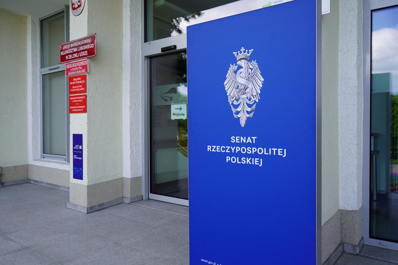 25 maja 2023 r. Konferencja prasowa przed posiedzeniem wyjazdowym senackich Komisji Samorządu Terytorialnego i Administracji Państwowej oraz Komisji Nadzwyczajnej ds. Klimatu w Urzędzie Marszałkowskim Województwa Lubuskiego w Zielonej Górze oraz otwarcie wystawy „Senat wczoraj i dziś. W 100. rocznicę pierwszego posiedzenia Senatu II RP”