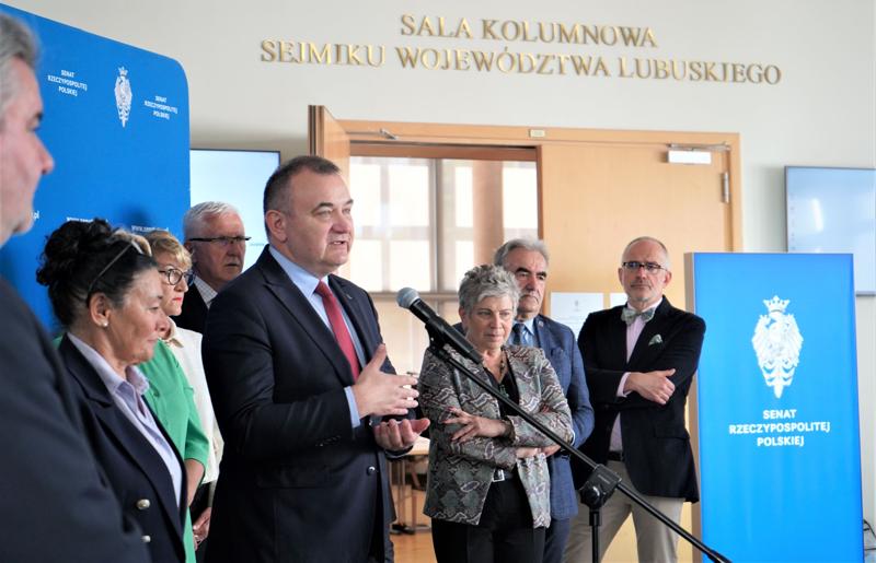 25 maja 2023 r. Konferencja prasowa przed posiedzeniem wyjazdowym senackich Komisji Samorządu Terytorialnego i Administracji Państwowej oraz Komisji Nadzwyczajnej ds. Klimatu w Urzędzie Marszałkowskim Województwa Lubuskiego w Zielonej Górze oraz otwarcie wystawy „Senat wczoraj i dziś. W 100. rocznicę pierwszego posiedzenia Senatu II RP”