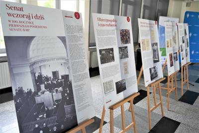 25 maja 2023 r. Konferencja prasowa przed posiedzeniem wyjazdowym senackich Komisji Samorządu Terytorialnego i Administracji Państwowej oraz Komisji Nadzwyczajnej ds. Klimatu w Urzędzie Marszałkowskim Województwa Lubuskiego w Zielonej Górze oraz otwarcie wystawy „Senat wczoraj i dziś. W 100. rocznicę pierwszego posiedzenia Senatu II RP”