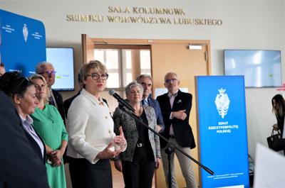 25 maja 2023 r. Konferencja prasowa przed posiedzeniem wyjazdowym senackich Komisji Samorządu Terytorialnego i Administracji Państwowej oraz Komisji Nadzwyczajnej ds. Klimatu w Urzędzie Marszałkowskim Województwa Lubuskiego w Zielonej Górze oraz otwarcie wystawy „Senat wczoraj i dziś. W 100. rocznicę pierwszego posiedzenia Senatu II RP”