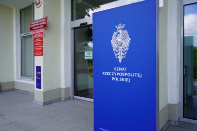 25 maja 2023 r. Konferencja prasowa przed posiedzeniem wyjazdowym senackich Komisji Samorządu Terytorialnego i Administracji Państwowej oraz Komisji Nadzwyczajnej ds. Klimatu w Urzędzie Marszałkowskim Województwa Lubuskiego w Zielonej Górze oraz otwarcie wystawy „Senat wczoraj i dziś. W 100. rocznicę pierwszego posiedzenia Senatu II RP”