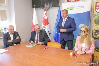 Uroczyste podpisanie umów