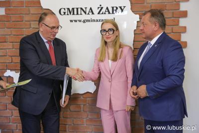Uroczyste podpisanie umów - gratulacje