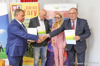Uroczyste podpisanie umów - gratulacje