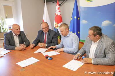 Uroczyste podpisanie umów - podpisywanie umów przez beneficjentów