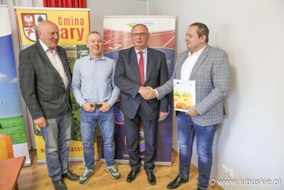 Uroczyste podpisanie umów - gratulacje