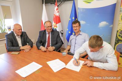 Uroczyste podpisanie umów - podpisywanie umów przez beneficjentów