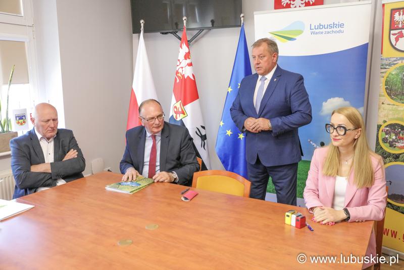 Uroczyste podpisanie umów