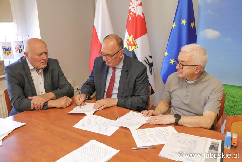 Uroczyste podpisanie umów - podpisywanie umów przez S. Tomczyszyna