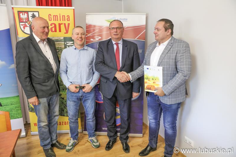 Uroczyste podpisanie umów - gratulacje