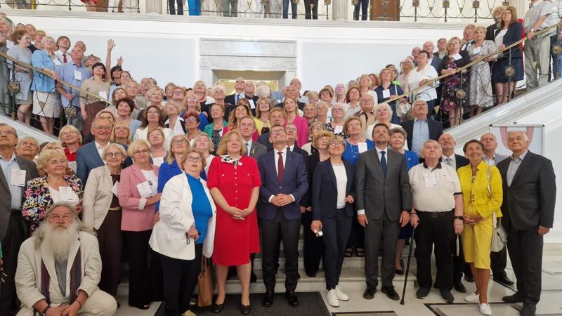 W poniedziałek 12 czerwca 2023 r. w Sali Kolumnowej Sejmu RP rozmawiano o sile, potencjale, potrzebach i problemach seniorów.