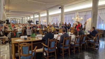 W poniedziałek 12 czerwca 2023 r. w Sali Kolumnowej Sejmu RP rozmawiano o sile, potencjale, potrzebach i problemach seniorów.