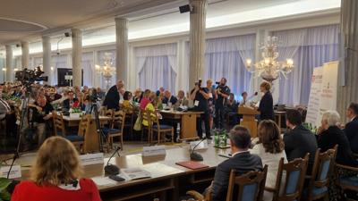 W poniedziałek 12 czerwca 2023 r. w Sali Kolumnowej Sejmu RP rozmawiano o sile, potencjale, potrzebach i problemach seniorów.