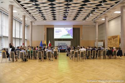 Przedstawiciele organizacji pracodawców, przedsiębiorców i instytucji okołobiznesowych ws. funduszy unijnych wzięli udział w spotkaniu dot. możliwości skorzystania z unijnych środków. 