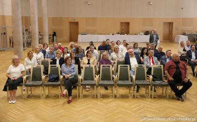 Przedstawiciele organizacji pracodawców, przedsiębiorców i instytucji okołobiznesowych ws. funduszy unijnych wzięli udział w spotkaniu dot. możliwości skorzystania z unijnych środków. 