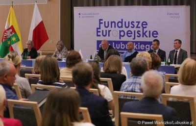 Celem spotkania w Urzędzie Marszałkowskim Województwa Lubuskiego było przekazanie potencjalnym beneficjentom bieżących informacji na temat realizacji programu Fundusze Europejskie dla Lubuskiego 2021-2027.