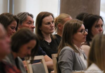 Przedstawiciele organizacji pracodawców, przedsiębiorców i instytucji okołobiznesowych ws. funduszy unijnych wzięli udział w spotkaniu dot. możliwości skorzystania z unijnych środków. 