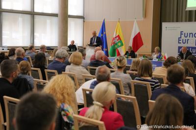 Celem spotkania w Urzędzie Marszałkowskim Województwa Lubuskiego było przekazanie potencjalnym beneficjentom bieżących informacji na temat realizacji programu Fundusze Europejskie dla Lubuskiego 2021-2027.