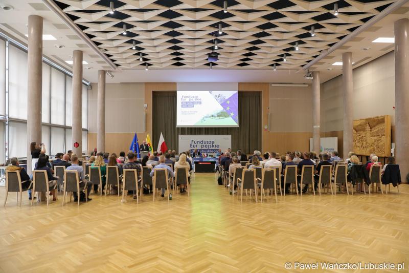 Przedstawiciele organizacji pracodawców, przedsiębiorców i instytucji okołobiznesowych ws. funduszy unijnych wzięli udział w spotkaniu dot. możliwości skorzystania z unijnych środków.