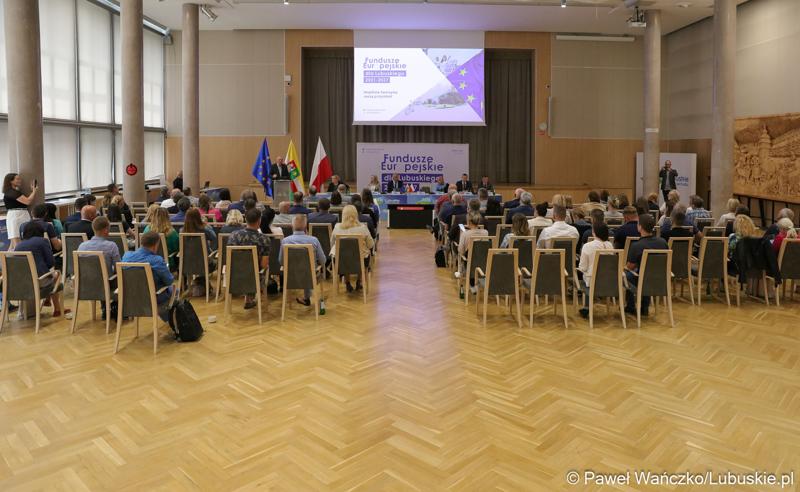 Celem spotkania w Urzędzie Marszałkowskim Województwa Lubuskiego było przekazanie potencjalnym beneficjentom bieżących informacji na temat realizacji programu Fundusze Europejskie dla Lubuskiego 2021-2027.