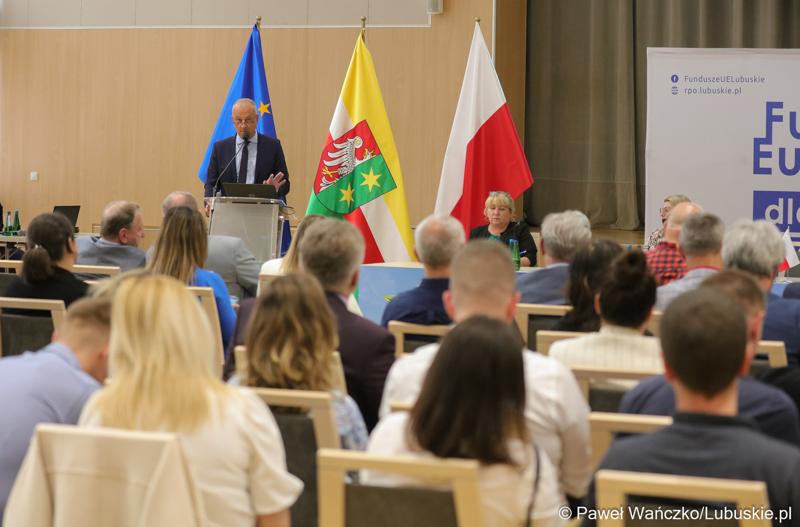 Celem spotkania w Urzędzie Marszałkowskim Województwa Lubuskiego było przekazanie potencjalnym beneficjentom bieżących informacji na temat realizacji programu Fundusze Europejskie dla Lubuskiego 2021-2027.