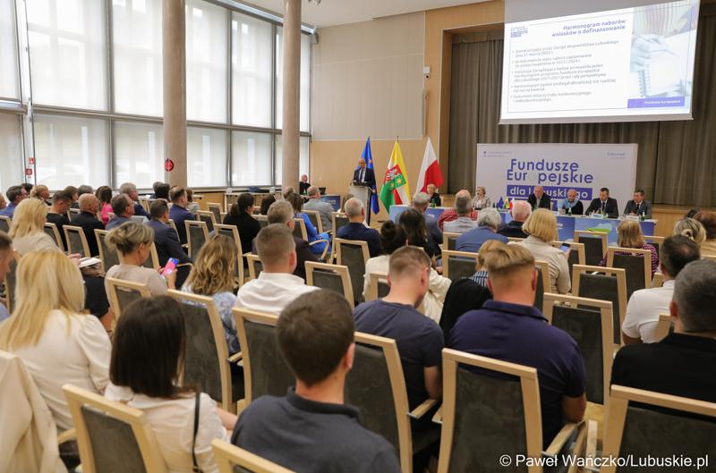 Celem spotkania w Urzędzie Marszałkowskim Województwa Lubuskiego było przekazanie potencjalnym beneficjentom bieżących informacji na temat realizacji programu Fundusze Europejskie dla Lubuskiego 2021-2027.
