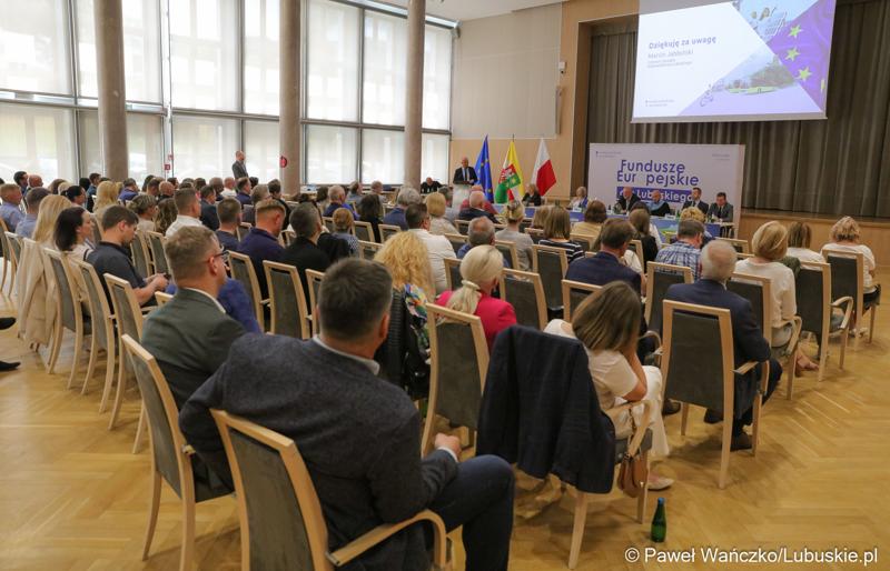 Celem spotkania w Urzędzie Marszałkowskim Województwa Lubuskiego było przekazanie potencjalnym beneficjentom bieżących informacji na temat realizacji programu Fundusze Europejskie dla Lubuskiego 2021-2027.