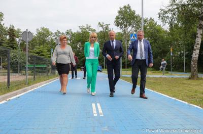 Członek zarządu województwa lubuskiego Marcin Jabłoński (drugi z prawej) wraz z burmistrzem Mirosławem Gąsikiem (obok) odwiedził Szkołę Podstawową w Wiechlicach, gdzie realizowana jest termomodernizacja obiektu. Inwestycja jest dofinansowana z Funduszy Europejskich.  Prace są na zaawansowanym etapie, o czym opowiadały dyrektorki placówki: Cecylia Brodzińska (druga z lewej) i Gabriela Laudacka. 