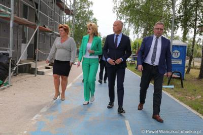 Członek zarządu województwa lubuskiego Marcin Jabłoński (drugi z prawej) wraz z burmistrzem Mirosławem Gąsikiem (obok) odwiedził Szkołę Podstawową w Wiechlicach, gdzie realizowana jest termomodernizacja obiektu. Inwestycja jest dofinansowana z Funduszy Europejskich.  Prace są na zaawansowanym etapie, o czym opowiadały dyrektorki placówki: Cecylia Brodzińska (w środku) i Gabriela Laudacka. 
