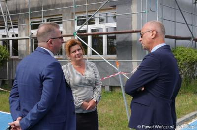 Członek zarządu województwa lubuskiego Marcin Jabłoński (z prawej) wraz z burmistrzem Mirosławem Gąsikiem (obok) odwiedził Szkołę Podstawową w Wiechlicach, gdzie realizowana jest termomodernizacja obiektu. Inwestycja jest dofinansowana z Funduszy Europejskich. W środku dyrektorka placówki Gabriela Laudacka. 