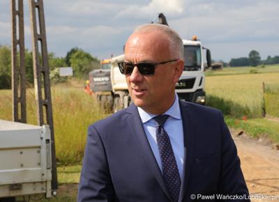 Członek zarządu województwa lubuskiego Marcin Jabłoński (z prawej) na budowie trasy rowerowej Velo Sprotavia
