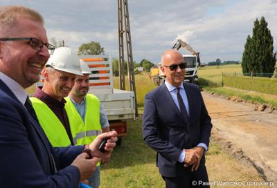 Członek zarządu województwa lubuskiego Marcin Jabłoński (z prawej) oraz burmistrz Szprotawy Mirosław Gąsik (z lewej) na budowie trasy rowerowej Velo Sprotavia