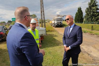 Członek zarządu województwa lubuskiego Marcin Jabłoński (z prawej) na budowie trasy rowerowej Velo Sprotavia