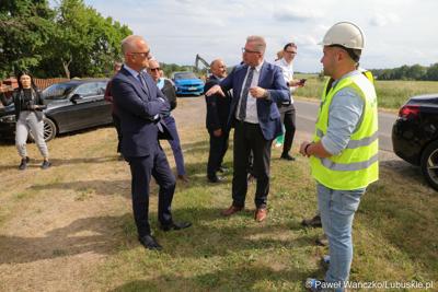Członek zarządu województwa lubuskiego Marcin Jabłoński (z lewej) oraz burmistrz Szprotawy Mirosław Gąsik (w środku) na budowie trasy rowerowej Velo Sprotavia