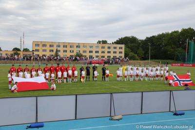 Mecz piłkarskich reprezentacji młodzieżowych (U-16) Polski i Norwegii na wyremontowanym stadionie miejskim w Szprotawie 