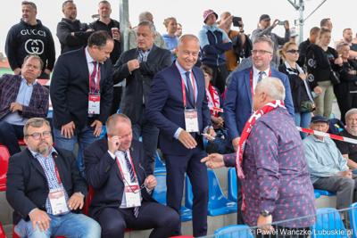 Członek zarządu województwa lubuskiego Marcin Jabłoński oraz burmistrz Szprotawy Mirosław Gąsik na meczu towarzyskim reprezentacji młodzieżowych (U-16) Polska - Norwegia