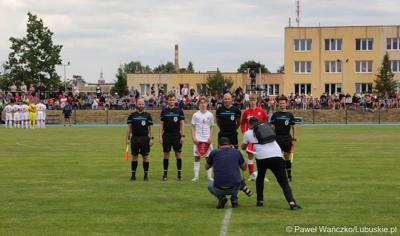 Mecz piłkarskich reprezentacji młodzieżowych (U-16) Polski i Norwegii na wyremontowanym stadionie miejskim w Szprotawie 