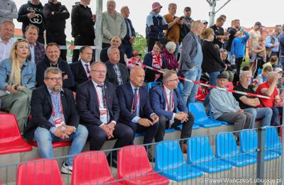 Na zakończenie wizyty w Szprotawie samorządowcy mieli okazję zobaczyć mecz piłkarskich reprezentacji młodzieżowych (U-16) Polski i Norwegii. Na wyremontowanym stadionie miejskim biało-czerwoni, po ciekawym spotkaniu, pokonali Norwegów 3:1.