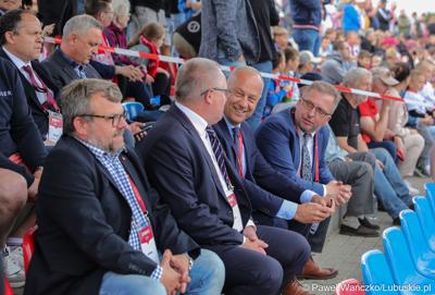 Członek zarządu województwa lubuskiego Marcin Jabłoński oraz burmistrz Szprotawy Mirosław Gąsik na meczu towarzyskim reprezentacji młodzieżowych (U-16) Polska - Norwegia