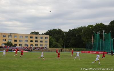 Mecz piłkarskich reprezentacji młodzieżowych (U-16) Polski i Norwegii na wyremontowanym stadionie miejskim w Szprotawie 