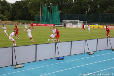 Mecz piłkarskich reprezentacji młodzieżowych (U-16) Polski i Norwegii na wyremontowanym stadionie miejskim w Szprotawie 
