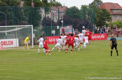 Mecz piłkarskich reprezentacji młodzieżowych (U-16) Polski i Norwegii na wyremontowanym stadionie miejskim w Szprotawie 