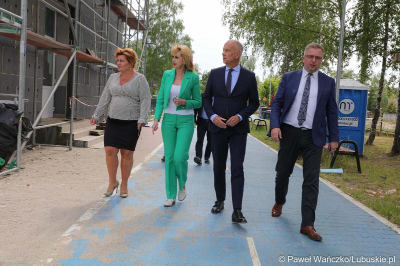 Członek zarządu województwa lubuskiego Marcin Jabłoński (drugi z prawej) wraz z burmistrzem Mirosławem Gąsikiem (obok) odwiedził Szkołę Podstawową w Wiechlicach, gdzie realizowana jest termomodernizacja obiektu. Inwestycja jest dofinansowana z Funduszy Europejskich.  Prace są na zaawansowanym etapie, o czym opowiadały dyrektorki placówki: Cecylia Brodzińska (w środku) i Gabriela Laudacka.