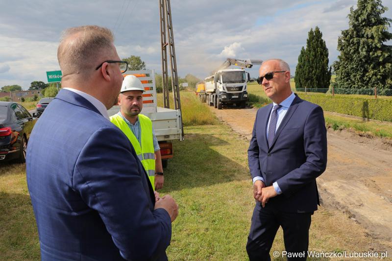 Członek zarządu województwa lubuskiego Marcin Jabłoński (z prawej) na budowie trasy rowerowej Velo Sprotavia