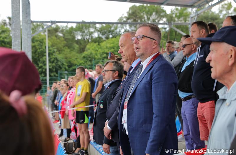 Członek zarządu województwa lubuskiego Marcin Jabłoński oraz burmistrz Szprotawy Mirosław Gąsik na meczu towarzyskim reprezentacji młodzieżowych (U-16) Polska - Norwegia