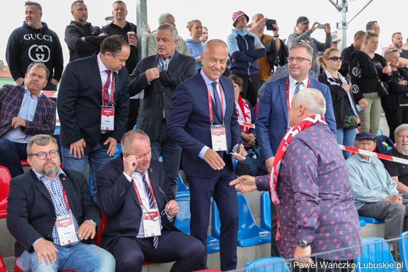 Członek zarządu województwa lubuskiego Marcin Jabłoński oraz burmistrz Szprotawy Mirosław Gąsik na meczu towarzyskim reprezentacji młodzieżowych (U-16) Polska - Norwegia